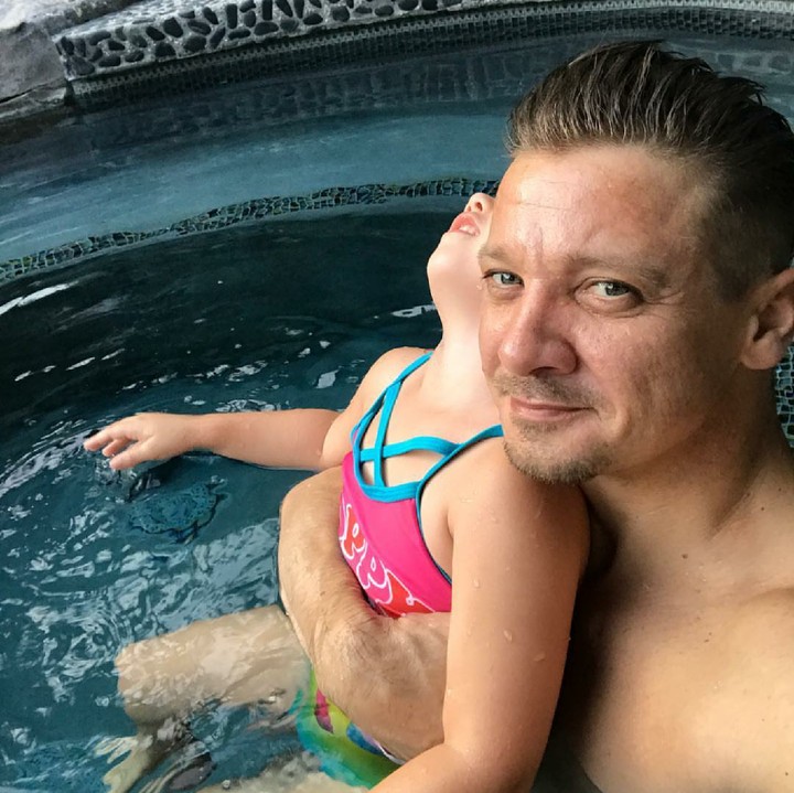 <p>Yeay! Ava berenang dulu ya sama Ayah. (Foto: Instagram/renner4real)</p>