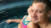 <p>Yeay! Ava berenang dulu ya sama Ayah. (Foto: Instagram/renner4real)</p>