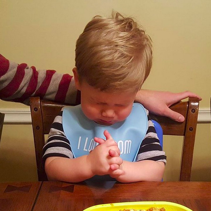 <p>Wah, khusyuk banget ya si kecil ini berdoa sebelum makan. (Foto: Instagram/pamfoster01)  </p>