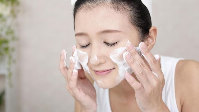 5 Cara Cegah Kulit Kering Saat Puasa Puasa memberikan pengaruh pada kulit, lantas bagaimana cara tepat untuk jaga kelembapan kulit saat puasa?