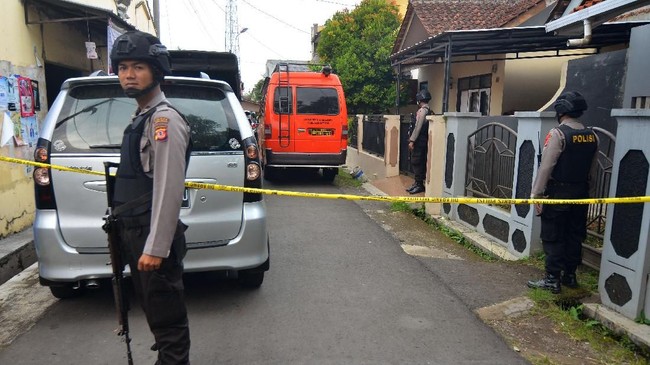 GL, terduga teroris di Tasikmalaya sehari-hari bekerja sebagai tukang las. Rumahnya digeledah dan dia kini sudah diamankan Densus 88.