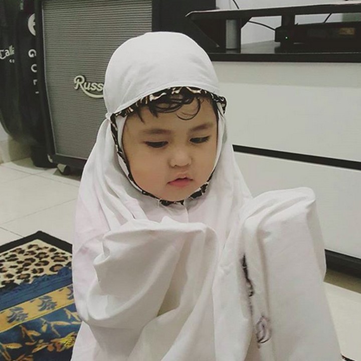 <p>Hmm, kira-kira apa ya doa yang dipanjatkan anak ini? (Foto: Instagram/@gianditashafira)  </p>