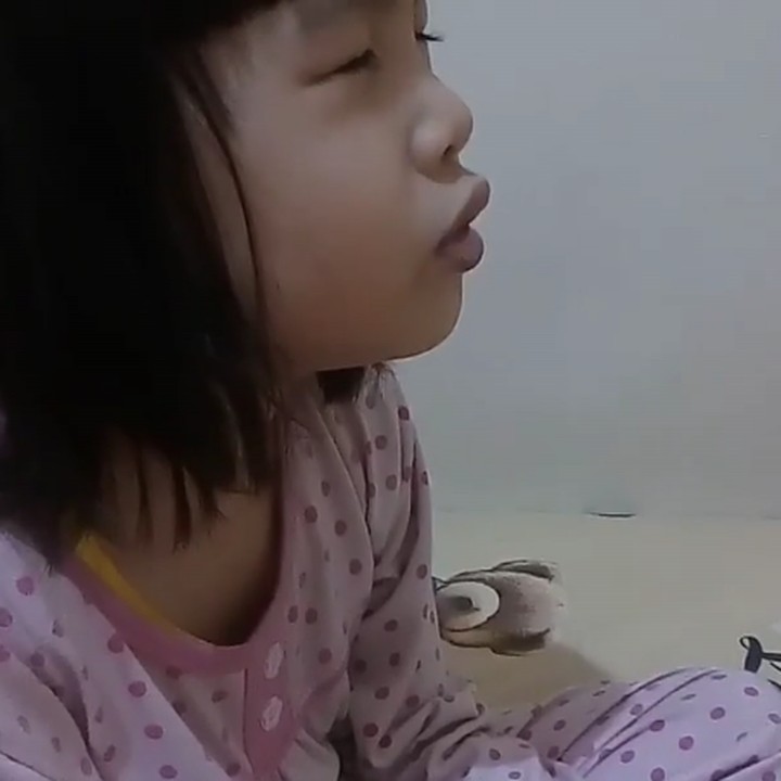 <p>Tuh, kurang serius apa lagi gadis cilik yang satu ini ketika berdoa? He-he-he. (Foto: Instagram/@esterrieske)  </p>