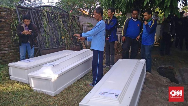Menurut Ketua komisi Fatwa MUI Hasanuddin AF, seorang muslim, apa pun dosa yang telah diperbuat tetap dibolehkan dimakamkan secara Islam.