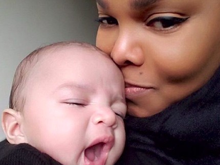 Janet Jackson Merasa Damai Saat Peluk si Kecil, Bunda Juga?