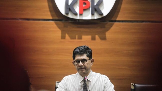 Rumah Wakil Ketua KPK Dilempari Bom Molotov Rumah Wakil Ketua KPK Laode M Syarif dilempari botol yang berisikan spiritus dan sumbu api yang diduga molotov di wilayah Kalibata, Jaksel.