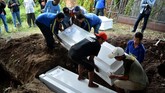 FOTO: Pemakaman Terduga Teroris Bom Wonocolo Sidoarjo Tiga jenazah teroris dalam ledakan bom Rusunawa Wonocolo, Sidoarjo dimakamkan di TPU khusus Mr X alias jenazah yang tak diketahui identitasnya di Sidoarjo.