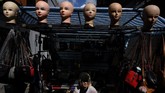 NYALANG: Di Bawah Percik Cahaya Pada foto unik pilihan CNNIndonesia.com pekan ini, ada festival lampion menyambut Waisak, Ramadan di Palestina, serta kedamaian kelas yoga di Irlandia.