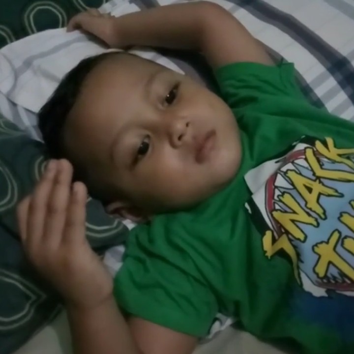 <p>Sebelum tidur, baca doa dulu ya, Nak. (Foto: Instagram/@awallokita)</p>