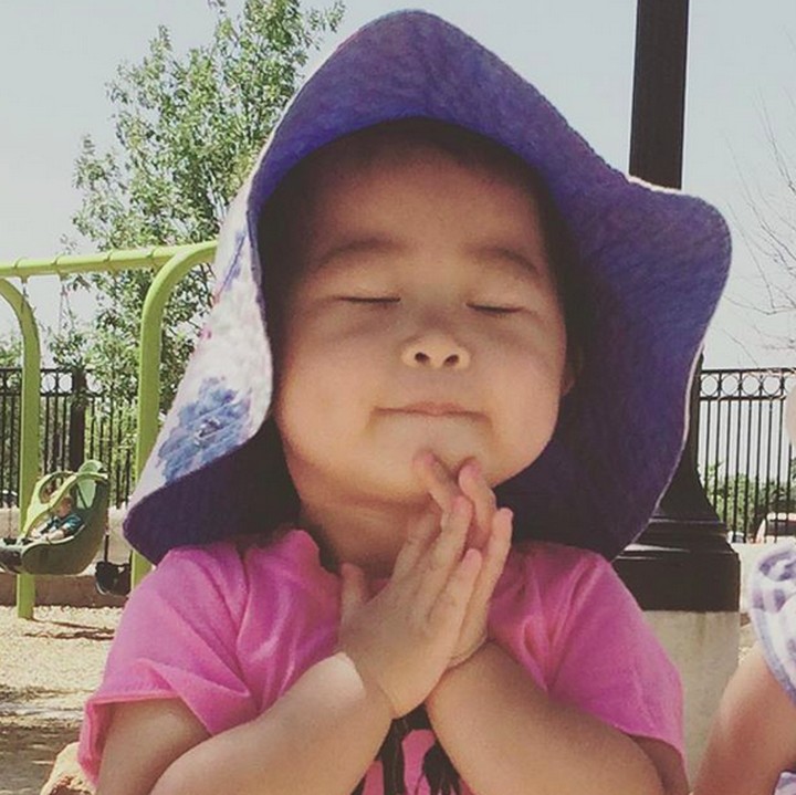 <p>Lagi berdoa, anak perempuan yang satu ini menggemaskan banget ya, Bun? (Foto: Instagram/@allthingsbykang)</p>
