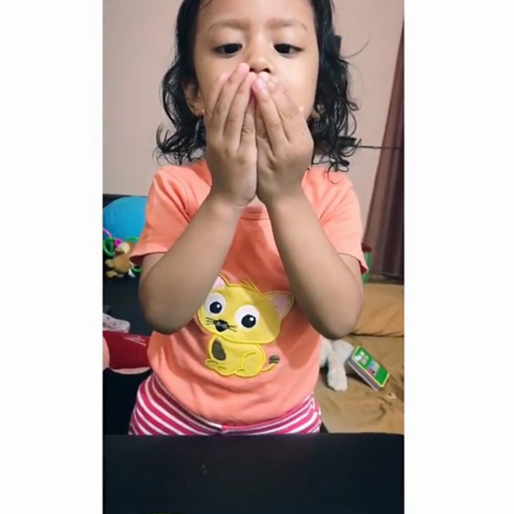 <p>Kata bundanya, si kecil lagi mempraktikkan doa yang diajarkan di sekolah nih, Bun. (Foto: Instagram/@vikamrasyidh)</p>