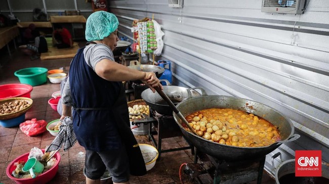 Petugas memasak makanan takjil di dapur Masjid Istiqlal, Jakarta (18/5). Selama Ramadan, panitia Masjid Istiqlal menyediakan takjil sekitar 3.500 porsi untuk hari senin hingga kamis,4500- 6000 porsi untuk hari jumat hingga minggu. (CNN Indonesia/ Hesti Rika)