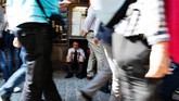 NYALANG: Di Bawah Percik Cahaya Pada foto unik pilihan CNNIndonesia.com pekan ini, ada festival lampion menyambut Waisak, Ramadan di Palestina, serta kedamaian kelas yoga di Irlandia.