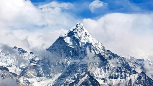 Pendaki asal Jepang Nobukazu Kuriki, 35 tahun, tewas di Gunung Everest dalam upaya menaklukkan puncak tertinggi di dunia itu untuk ke delapan kalinya.