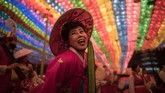 NYALANG: Di Bawah Percik Cahaya Pada foto unik pilihan CNNIndonesia.com pekan ini, ada festival lampion menyambut Waisak, Ramadan di Palestina, serta kedamaian kelas yoga di Irlandia.