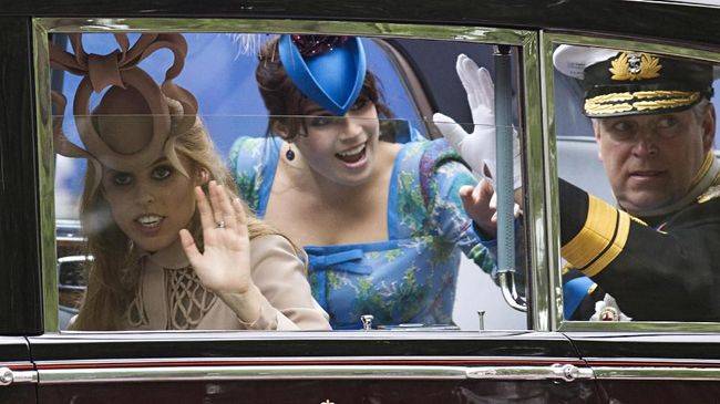 Biasanya, saat menghadiri pernikahan Inggris, seorang perempuan akan menggunakan topi atau fascinator yang disesuaikan dengan busananya.