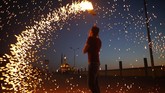 NYALANG: Di Bawah Percik Cahaya Pada foto unik pilihan CNNIndonesia.com pekan ini, ada festival lampion menyambut Waisak, Ramadan di Palestina, serta kedamaian kelas yoga di Irlandia.