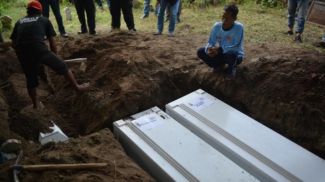 FOTO: Pemakaman Terduga Teroris Bom Wonocolo Sidoarjo