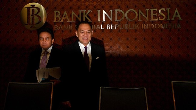 Gubernur BI Agus Martowardojo menilai pelemahan nilai tukar rupiah tidak bisa dihindari mengingat transaksi berjalan Indonesia masih defisit.