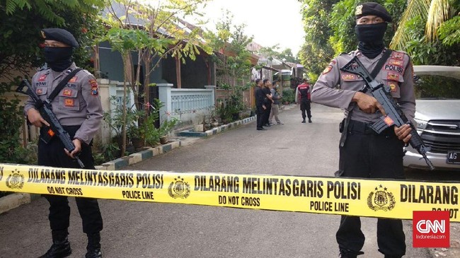 Penggerebakan terduga teroris kali ini terjadi di perumahan yang sama dengan penggerebekan pada Rabu (16/5) malam lalu di Probolinggo.