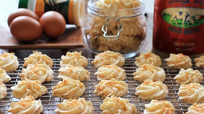 Resep Kue Kering Sagu Keju Lumer Kue kering sagu keju juga punya rasa yang dominan unik berkat tepung sagu. Rasa yang unik dan creamy tercipta karena penambahan keju di dalamnya.