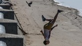 NYALANG: Di Bawah Percik Cahaya Pada foto unik pilihan CNNIndonesia.com pekan ini, ada festival lampion menyambut Waisak, Ramadan di Palestina, serta kedamaian kelas yoga di Irlandia.