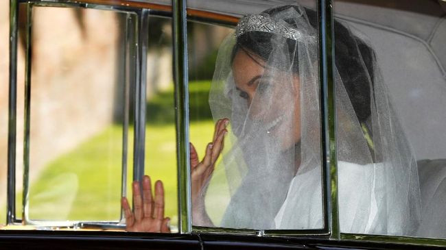 Meghan Markle tiba di Kapel St. George, Kastel Windsor, Inggris. Upacara pernikahan Pangeran Harry dan Meghan pun dimulai.