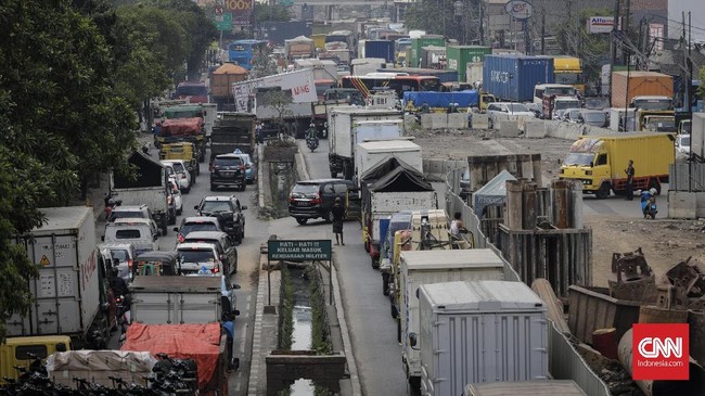 Peserta demo di Pasar Jumat duduk di sebagian badan jalan sehingga mempersempit jalur lalu lintas. Kemacetan mengular hingga Pasar Ciputat.