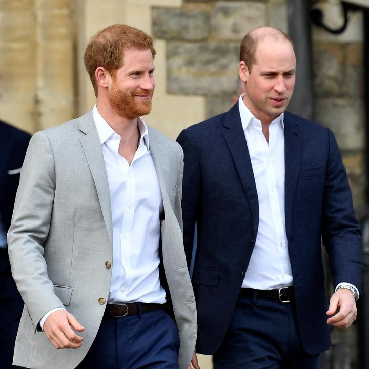 <p>Pangeran William nampak menemani Harry yang akan menggelar <em>royal wedding. </em>Keduanya keluar istana kompak untuk menemui orang-orang yang telah menunggu mereka di depan istana. (Foto: REUTERS/Toby Melville)</p>