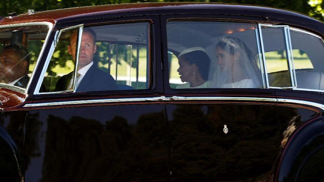 Pangeran Harry dan Meghan Markle memilih cincin kawin rancangan Cleave and Company yang juga membuat cincin pertunangan mereka.
