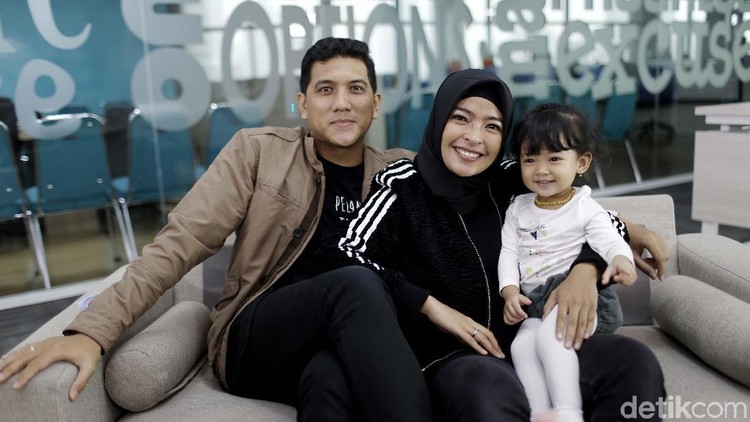 Putri sulung Tantri Syalindri atau Tantri 'Kotak', Kara, perhatian banget lho pada calon adiknya.