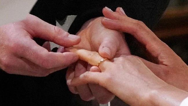 Kuasa hukum penggugat UU Perkawinan menilai heran MK memberikan tenggat waktu hingga tiga tahun kepada DPR untuk melakukan perubahan batasan usia perkawinan.