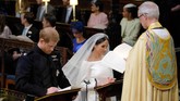 Harry dan Markle lalu sama-sama mengucap janji pernikahan. Seisi ruangan juga ditanya apakah ada yang keberatan dengan pernikahan mereka. Jawabannya hening. (Dominic Lipinski/Pool via REUTERS)