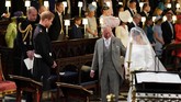 Meghan Markle lalu disambut Pangeran Charles yang mengantarkannya berjalan ke altar. Seharusnya ayahnya, Thomas Markle yang melakukan itu, namun mendadak ia batal hair. (Jonathan Brady/Pool via REUTERS)