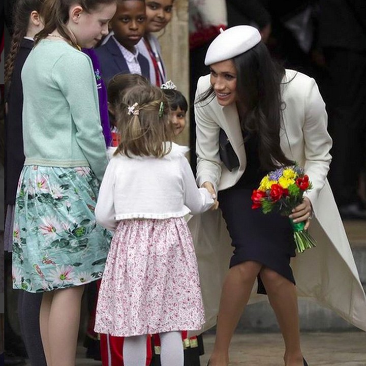 <p>Meghan senantiasa tersenyum ketika bertemu dengan anak-anak dan nggak lupa menyalami mereka. (Foto: Instagram/ @meghanmarkle__)  </p>