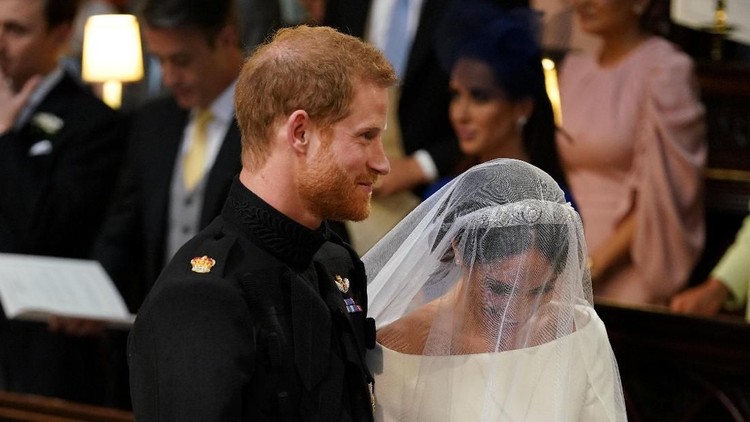 Demi bisa menyaksikan royal wedding, ibu dan anaknya yang berumur 3 tahun ini rela terbang dari New York ke London.