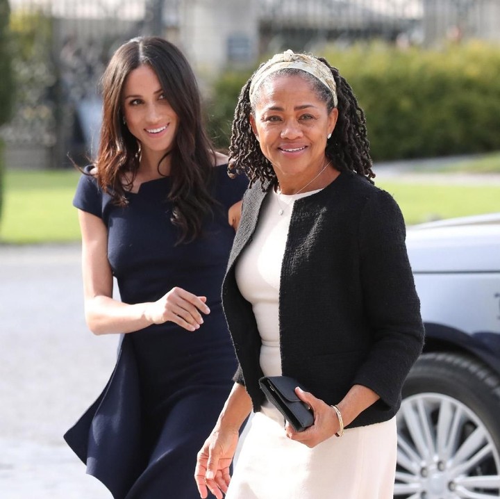 <p>Sebelumnya, Doria Ragland juga penah menjadi instruktur yoga sekaligus pekerja sosial. Wanita berusia 66 tahun ini berhenti dari pekerjaannya sebagai pekerja sosial di klinik kesehatan mental ketika Meghan menikahi Harry pada 2018. (Foto: Steve Parsons/Getty Images)</p>