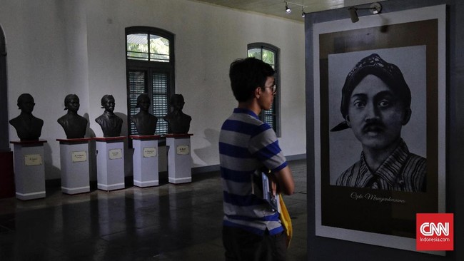 Penetapan Hari Kebangkitan Nasional (Harkitnas) diliputi kontroversi karena terkait misi politik Sukarno dan masalah akurasi sejarah.