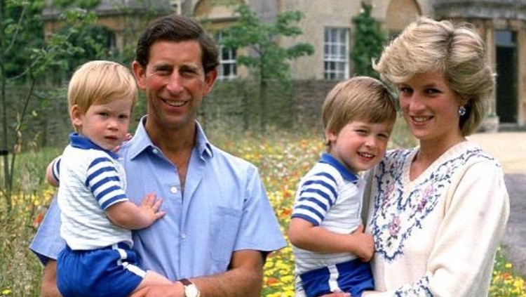 Kira-kira sifat Pangeran William dan Pangeran Harry mirip siapa ya, Bun? Sang ayah, Pangeran Charles atau ibunya, Putri Diana.