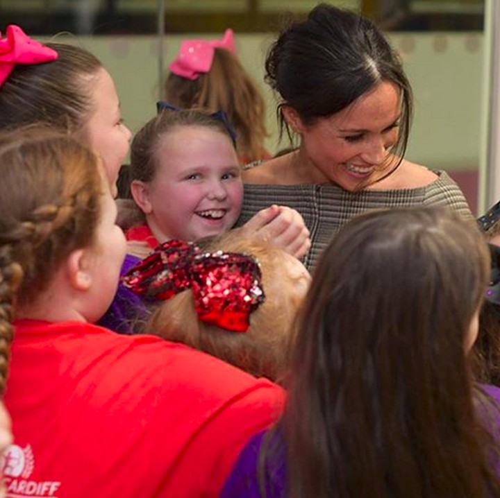 <p>Dikelilingi anak-anak sukses bikin Meghan happy. (Foto: Instagram/ @meghanmarkle__)  </p>