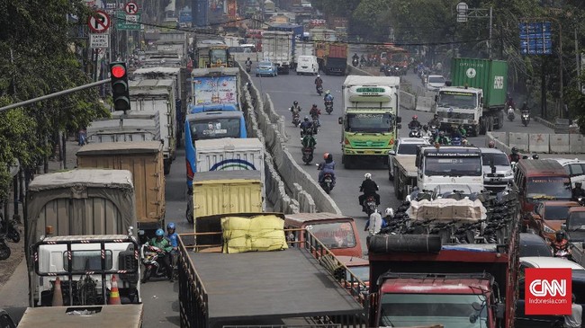 Kemacetan panjang hingga sekitar 12 kilometer terjadi sejak keluar gerbang tol Cilegon Timur, melalui Jalan Lingkar Selatan ke arah Anyer.