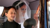 Meghan Markle tiba di Kapel St. George, Kastel Windsor di mana ia akan menjalani pemberkatan untuk pernikahannya dengan Pangeran Harry, Sabtu (19/5). Ia menumpang mobil ditemani dua pengiring pengantin cilik. Chris Radburn/Pool via REUTERS)