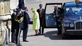 Sebelum Markle tiba, telah datang di kapel itu Ratu Elizabeth II. Ia merupakan anggota terakhir keluarga Kerajaan Inggris yang datang, ditemani Pangeran Philip. (REUTERS/Toby Melville/Pool)