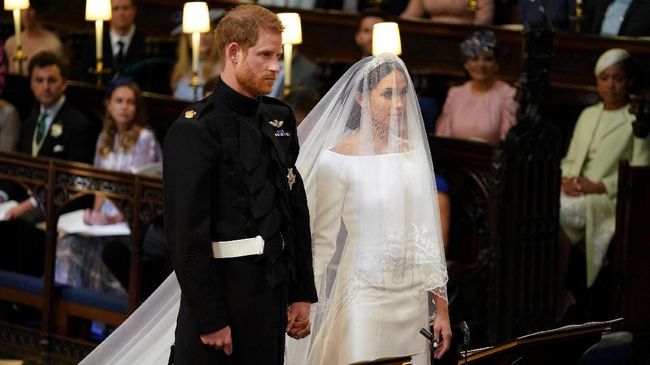 Thomas Markle yang seharusnya mengantar Meghan ke altar, hanya bisa menonton pernikahan Pangeran Harry dan putrinya dari ranjang rumah sakit.