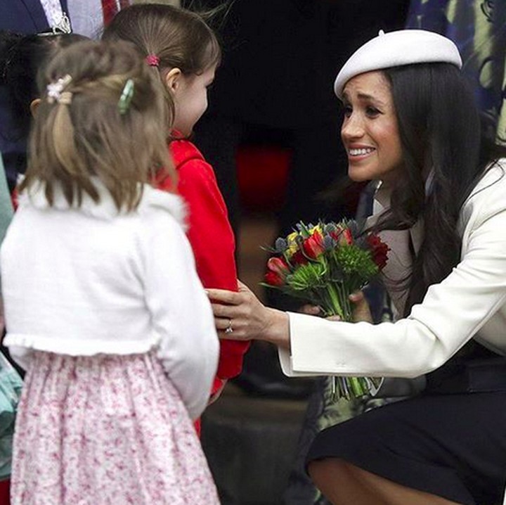 <p>Bahkan Meghan nggak segan merendahkan posisi tubuhnya supaya sejajar dengan si anak. (Foto: Instagram/ @meghanmarkle__)  </p>