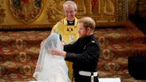 Mereka lalu menjalani pemberkatan yang dipimpin Uskup Agung Justin Welby. (Owen Humphreys/Pool via REUTERS)