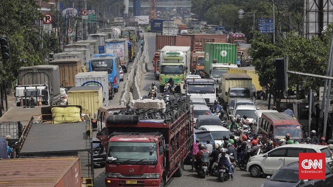 Ditlantas Polda Metro Jaya memperkirakan kemacetan terjadi di dua titik, sebanyak 1.273 personel kepolisian juga dikerahkan untuk menjaga keamanan arus mudik.