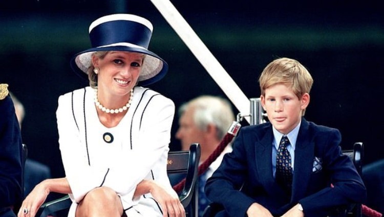 Istana Sesalkan Keputusan Harry-Meghan, Takut Bernasib Seperti Putri Diana Pangeran William memberikan tanggapan soal keputusan Pangeran Harry dan Meghan Markle yang mundur dari anggota keluarga Kerajaan Inggris. Apa kata William?
