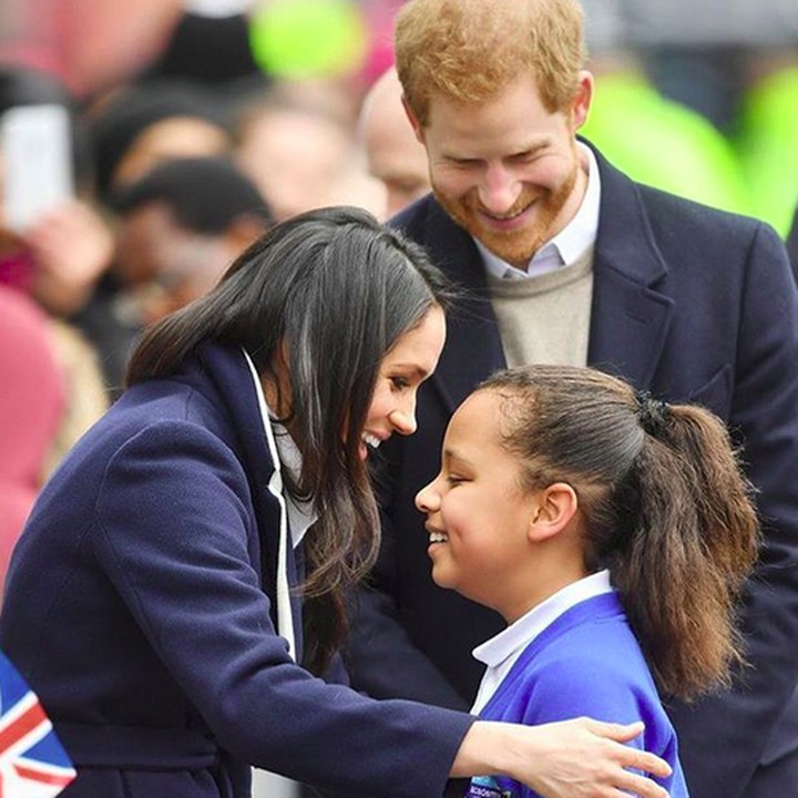 <p>Meghan juga nggak segan memeluk seorang anak yang ia temui dan ajak ngobrol, Bun. (Foto: Instagram/ @meghanmarkle__)  </p>
