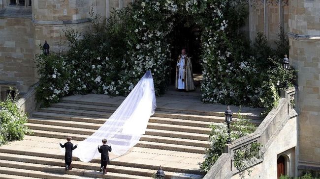 Meghan Markle mengenakan gaun dan tudung rancangan Givenchy di hari pernikahan dengan Pangeran Harry. Tudung lima meter itu ternyata punya makna tersendiri.